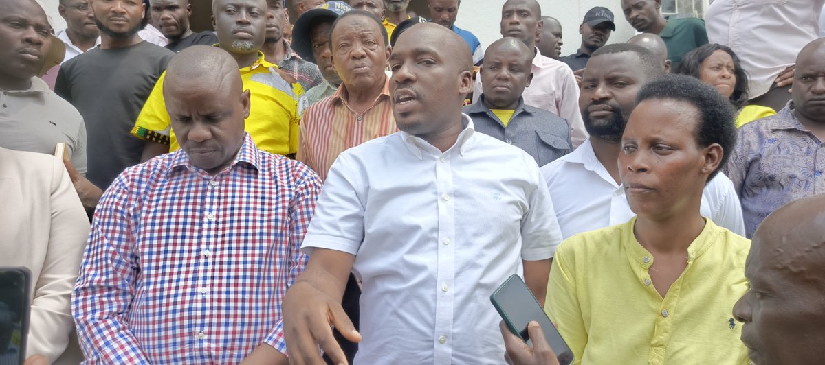 Amosiasa's tweet photo. Min.#BalamBarugahara cleared tycoon #HassanBassajjabalaba of wrongdoing in the district land dispute.He said it was the illegal sellers, not the buyer,who will be questioned.He also directed MP Iddi Bassajja to help secure Rajab Nsansa’s release,later cited corruption issues https://t.co/zb8SxgAzr3