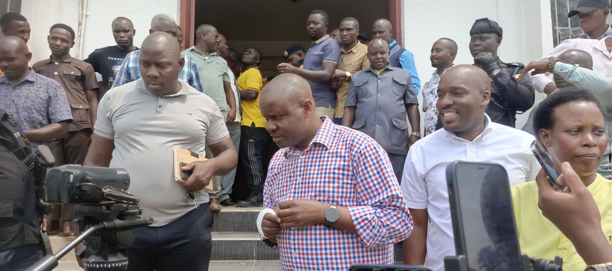 Amosiasa's tweet photo. Min.#BalamBarugahara cleared tycoon #HassanBassajjabalaba of wrongdoing in the district land dispute.He said it was the illegal sellers, not the buyer,who will be questioned.He also directed MP Iddi Bassajja to help secure Rajab Nsansa’s release,later cited corruption issues https://t.co/zb8SxgAzr3