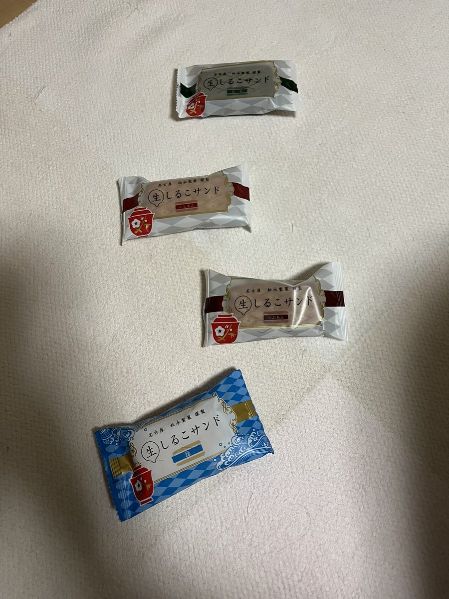 uburatta's tweet photo. サックサックっていうよりふわっふわっていう食感の生しるこサンドで何かをおびき寄せる https://t.co/rxYLQPdClr