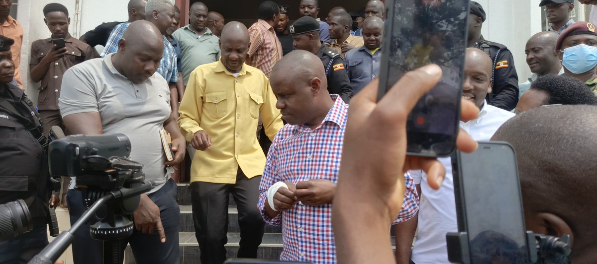 Amosiasa's tweet photo. Min.#BalamBarugahara cleared tycoon #HassanBassajjabalaba of wrongdoing in the district land dispute.He said it was the illegal sellers, not the buyer,who will be questioned.He also directed MP Iddi Bassajja to help secure Rajab Nsansa’s release,later cited corruption issues https://t.co/zb8SxgAzr3