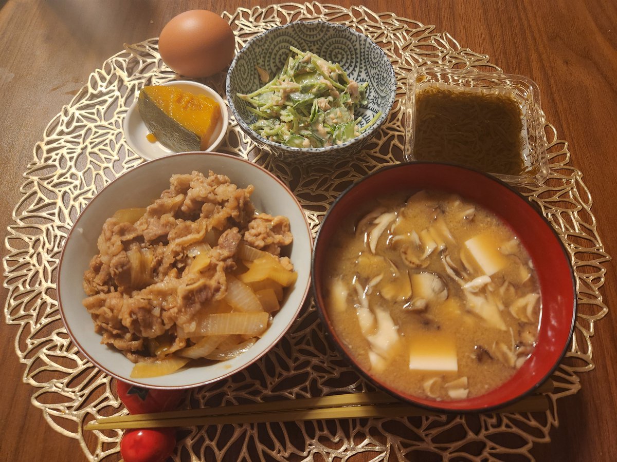 27anmph's tweet photo. 今日の休肝日飯は牛丼。想像以上にチェーンの牛丼の味で嬉しかった。半熟卵つき。明日は飲めるぞう😘 https://t.co/rRrOEqxTKU