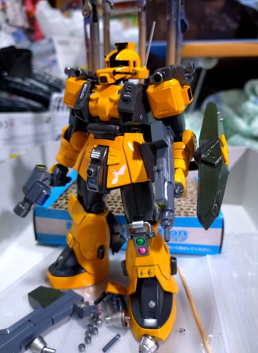 yozakuratakasa's tweet photo. 本日の作業はここまで〜(´ω｀)
水性マーカーによる細部の塗り分けが終わり光沢を吹きました
明日からデカール貼りをしたいと思います

それと1枚だけフライング
蜂のデカール🐝
いい感じ😉

ではでは本日もお疲れ様で��た🙇

＃ガンプラ
＃プラモデルライフ https://t.co/la4Ifm4KlQ