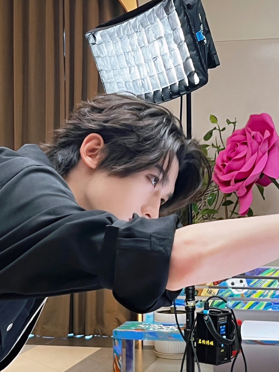dailyuchen's tweet photo. 260804 ⋮ Yan Yuchen studio update

Here’s a random behind the scenes clip of Minister Xiao Shen at work.

(1/5)

#YanYuchen #闫玉晨 https://t.co/cWAaHl7nCC