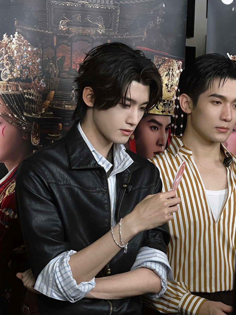dailyuchen's tweet photo. 260804 ⋮ Yan Yuchen studio update

Here’s a random behind the scenes clip of Minister Xiao Shen at work.

(4/5)

#YanYuchen #闫玉晨 https://t.co/2CavVKIgNK