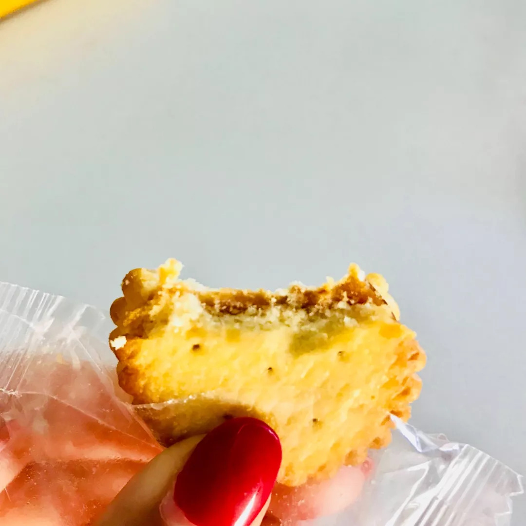 AlmaTurybuzurt's tweet photo. Just shared a bag of salted egg yolk cookies with my deskmate! Their crispy texture and rich umami taste make every bite delightful https://t.co/1LO6tWDw8d