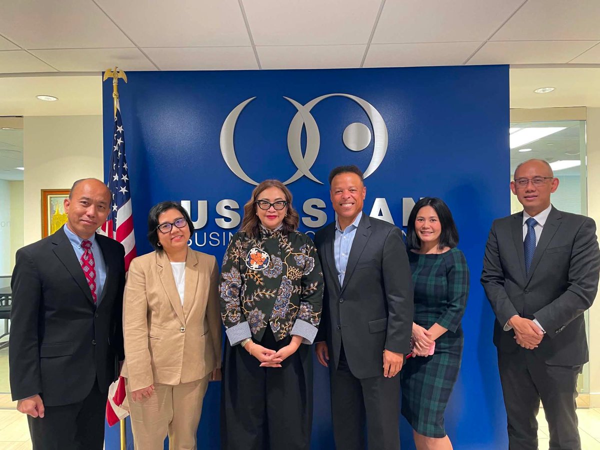 USASEANBusiness's tweet photo. USABC hosted the DG for American and European Affairs at the Indonesia MOFA, Grata E. Werdaningtyas, for a discussion on U.S. trade policy, DEFA, and green-economy cooperation. EVP &amp; CPO Marc Mealy also shared updates on U.S.-Indonesia business relations https://t.co/1F4gvTXmzh