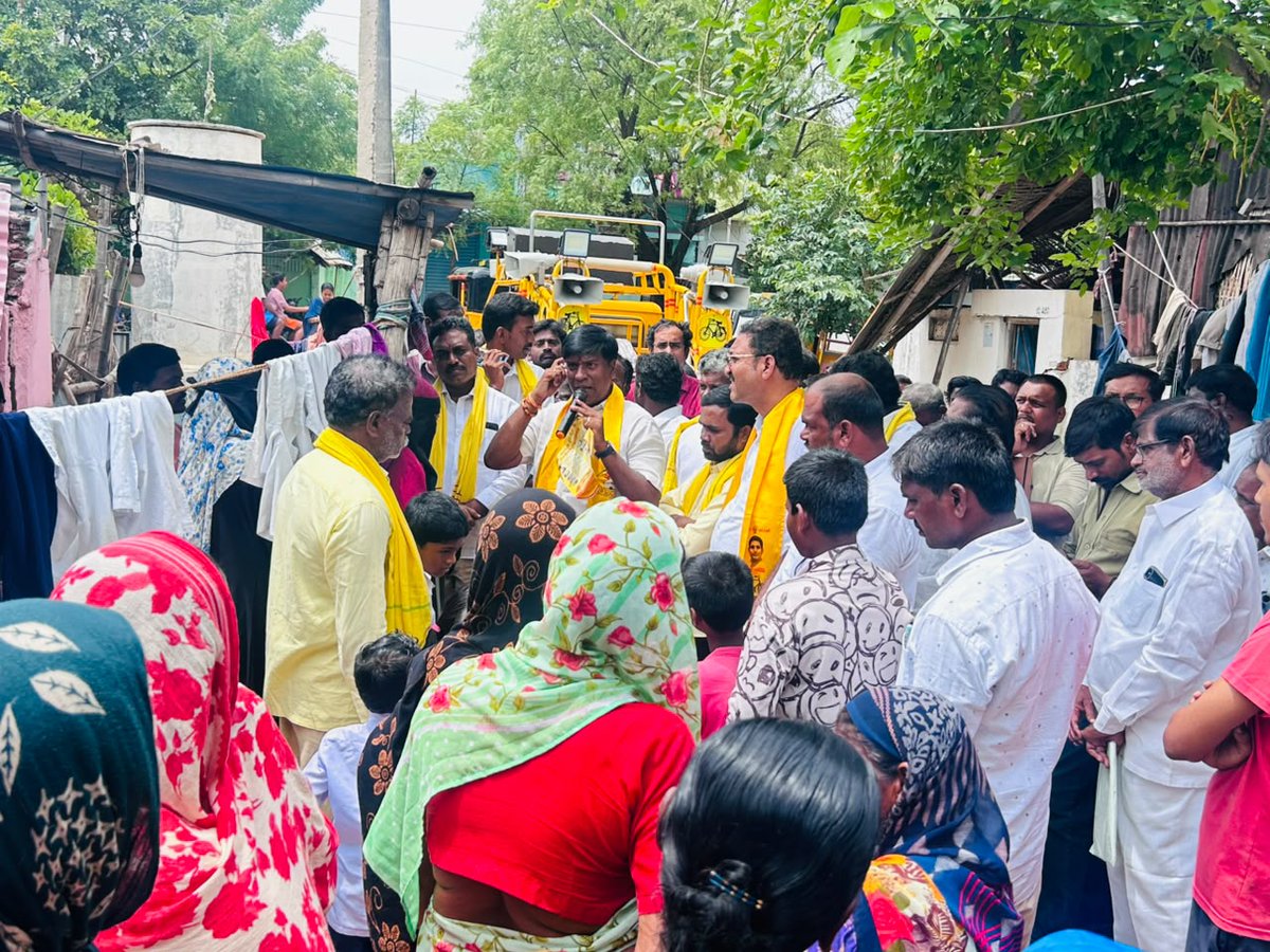 BVJNReddy's tweet photo. ఎమ్మిగనూరు పట్టణంలోని 9వ వార్డులో ‘రెండేళ్ల నమ్మకం – అభివృద్ధి – సంక్షేమం’ ఇంటింటికీ ప్రచార కార్యక్రమంలో భాగంగా ఇంటింటికీ వెళ్లి ప్రజలను ఆత్మీయంగా కలిసి వారి అభిప్రాయాలు, సమస్యలు తెలుసుకున్నాను.

కూటమి ప్రభుత్వం రెండేళ్లలో అమలు చేసిన సంక్షేమ పథకాలు, అభివృద్ధి కార్యక్రమాలను ప్రతి కుటుంబానికి వివరించడంతో పాటు, వార్డులో కొనసాగుతున్న సీసీ రోడ్లు, డ్రైనేజీలు, వీధి దీపాలు తదితర మౌలిక వసతుల అభివృద్ధి పనులను పరిశీలించి నాణ్యతతో, వేగవంతంగా పూర్తి చేయాలని అధికారులకు సూచించడం జరిగింది.
అనంతరం పార్టీ నాయకులు, క్లస్టర్, యూనిట్, బూత్ కన్వీనర్లు, కార్యకర్తలతో సమావేశమై రానున్న పార్టీ కార్యక్రమాలు, మున్సిపల్ ఎన్నికలపై చర్చించి దిశానిర్దేశం చేయడం జరిగింది.
ప్రజల నమ్మకాన్ని నిలబెట్టుకుంటూ... ప్రతి ఇంటికి అభివృద్ధి, ప్రతి కుటుంబానికి సంక్షేమం చేరేలా నిరంతరం కృషి చేస్తూనే ఉంటాను.

#DrBVJayaNageswaraReddy #RendellaNammakam #Abhivrudhi #Sankshemam #DoorToDoorCampaign #Yemmiganur #TDP #PublicService