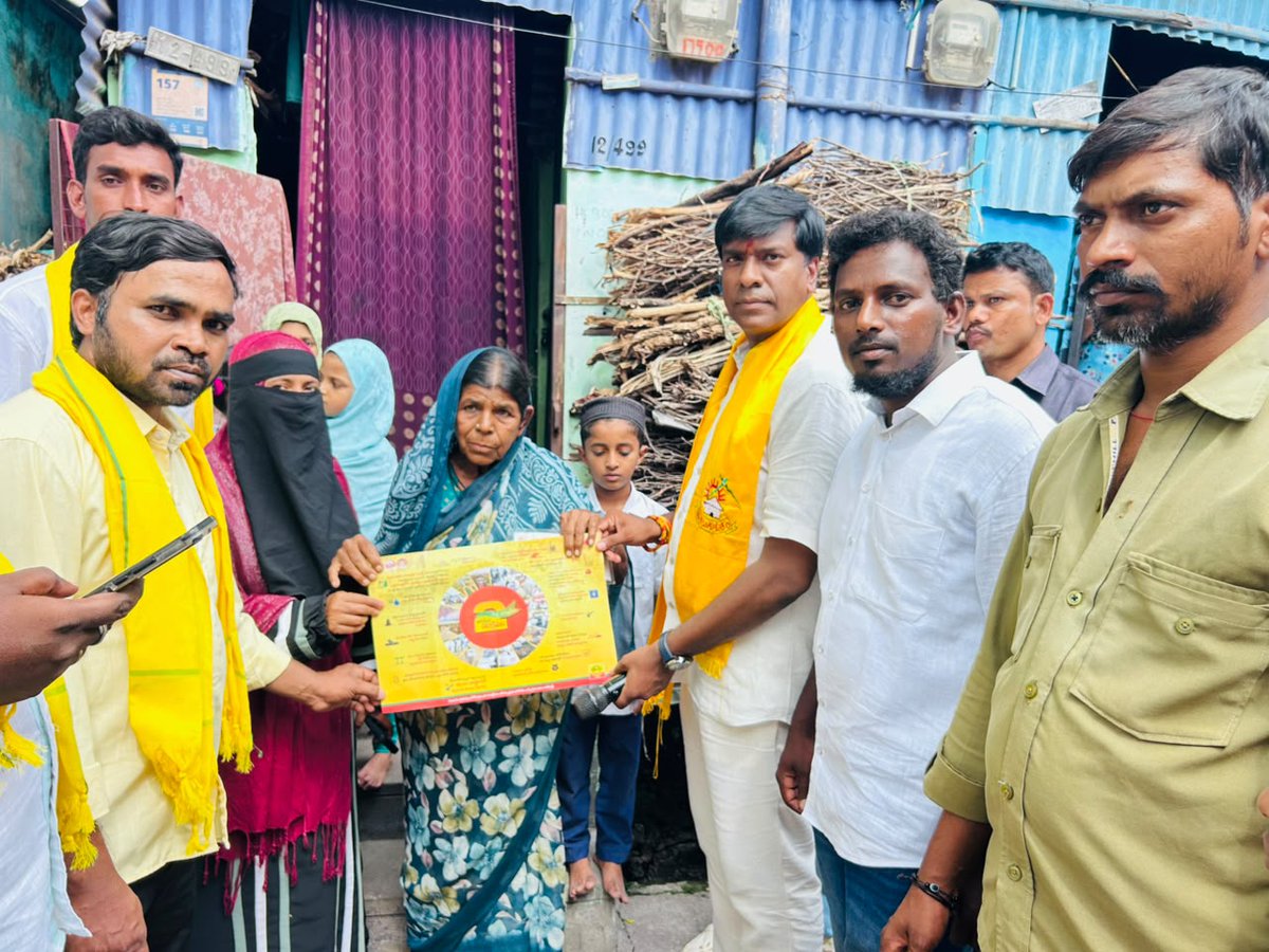 BVJNReddy's tweet photo. ఎమ్మిగనూరు పట్టణంలోని 9వ వార్డులో ‘రెండేళ్ల నమ్మకం – అభివృద్ధి – సంక్షేమం’ ఇంటింటికీ ప్రచార కార్యక్రమంలో భాగంగా ఇంటింటికీ వెళ్లి ప్రజలను ఆత్మీయంగా కలిసి వారి అభిప్రాయాలు, సమస్యలు తెలుసుకున్నాను.

కూటమి ప్రభుత్వం రెండేళ్లలో అమలు చేసిన సంక్షేమ పథకాలు, అభివృద్ధి కార్యక్రమాలను ప్రతి కుటుంబానికి వివరించడంతో పాటు, వార్డులో కొనసాగుతున్న సీసీ రోడ్లు, డ్రైనేజీలు, వీధి దీపాలు తదితర మౌలిక వసతుల అభివృద్ధి పనులను పరిశీలించి నాణ్యతతో, వేగవంతంగా పూర్తి చేయాలని అధికారులకు సూచించడం జరిగింది.
అనంతరం పార్టీ నాయకులు, క్లస్టర్, యూనిట్, బూత్ కన్వీనర్లు, కార్యకర్తలతో సమావేశమై రానున్న పార్టీ కార్యక్రమాలు, మున్సిపల్ ఎన్నికలపై చర్చించి దిశానిర్దేశం చేయడం జరిగింది.
ప్రజల నమ్మకాన్ని నిలబెట్టుకుంటూ... ప్రతి ఇంటికి అభివృద్ధి, ప్రతి కుటుంబానికి సంక్షేమం చేరేలా నిరంతరం కృషి చేస్తూనే ఉంటాను.

#DrBVJayaNageswaraReddy #RendellaNammakam #Abhivrudhi #Sankshemam #DoorToDoorCampaign #Yemmiganur #TDP #PublicService