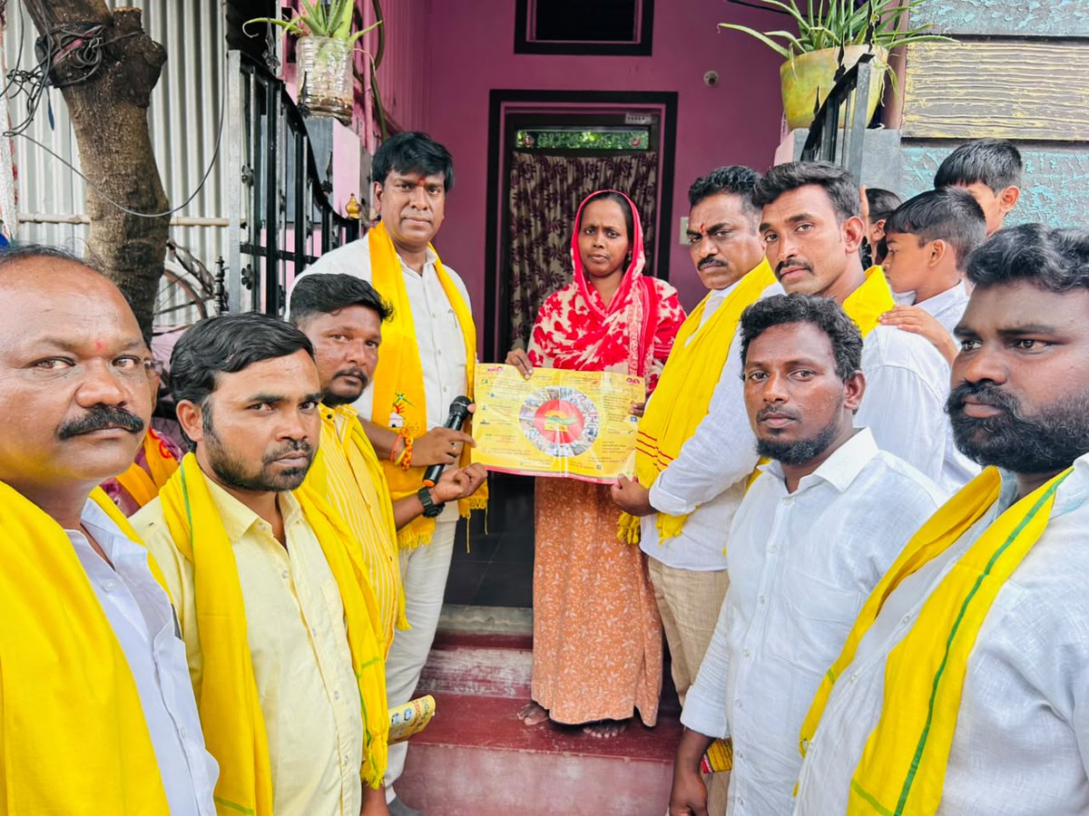 BVJNReddy's tweet photo. ఎమ్మిగనూరు పట్టణంలోని 9వ వార్డులో ‘రెండేళ్ల నమ్మకం – అభివృద్ధి – సంక్షేమం’ ఇంటింటికీ ప్రచార కార్యక్రమంలో భాగంగా ఇంటింటికీ వెళ్లి ప్రజలను ఆత్మీయంగా కలిసి వారి అభిప్రాయాలు, సమస్యలు తెలుసుకున్నాను.

కూటమి ప్రభుత్వం రెండేళ్లలో అమలు చేసిన సంక్షేమ పథకాలు, అభివృద్ధి కార్యక్రమాలను ప్రతి కుటుంబానికి వివరించడంతో పాటు, వార్డులో కొనసాగుతున్న సీసీ రోడ్లు, డ్రైనేజీలు, వీధి దీపాలు తదితర మౌలిక వసతుల అభివృద్ధి పనులను పరిశీలించి నాణ్యతతో, వేగవంతంగా పూర్తి చేయాలని అధికారులకు సూచించడం జరిగింది.
అనంతరం పార్టీ నాయకులు, క్లస్టర్, యూనిట్, బూత్ కన్వీనర్లు, కార్యకర్తలతో సమావేశమై రానున్న పార్టీ కార్యక్రమాలు, మున్సిపల్ ఎన్నికలపై చర్చించి దిశానిర్దేశం చేయడం జరిగింది.
ప్రజల నమ్మకాన్ని నిలబెట్టుకుంటూ... ప్రతి ఇంటికి అభివృద్ధి, ప్రతి కుటుంబానికి సంక్షేమం చేరేలా నిరంతరం కృషి చేస్తూనే ఉంటాను.

#DrBVJayaNageswaraReddy #RendellaNammakam #Abhivrudhi #Sankshemam #DoorToDoorCampaign #Yemmiganur #TDP #PublicService
