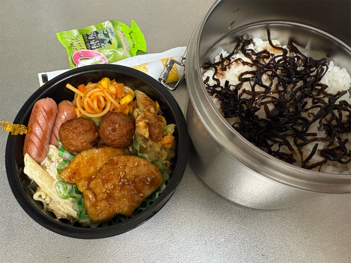 m53063848's tweet photo. 学童弁当( ᑒ ) 𐩢𐩺🤎
寝坊したのに急いで作れないし
洗い物多いし詰める時ムカムカ🤣
やっとウインナー使い終わった🙈
冷めたウインナーは苦手らしいから
次から買うのはやめとこ🥺

今日は久々照り焼きチキンに🫶🏻
甘辛系はゴマかけがち(ง ˙꒳​˙ )ว https://t.co/b73aYDkHjv