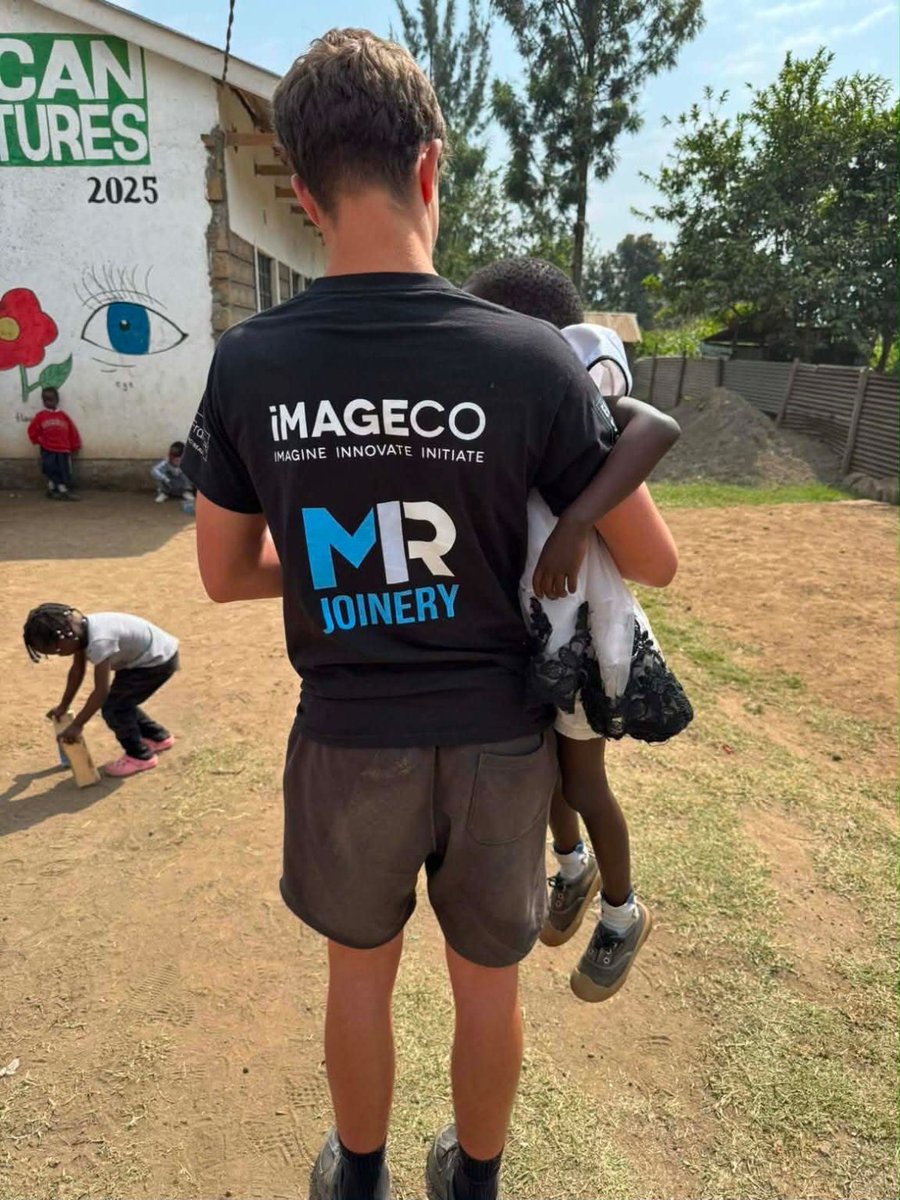 EventNewsBlog's tweet photo. Wide Format Print Manufacturer Sponsors Student for African Adventures https://t.co/EbHbitpm84 
#eventprofs https://t.co/eHtuCYtwD1