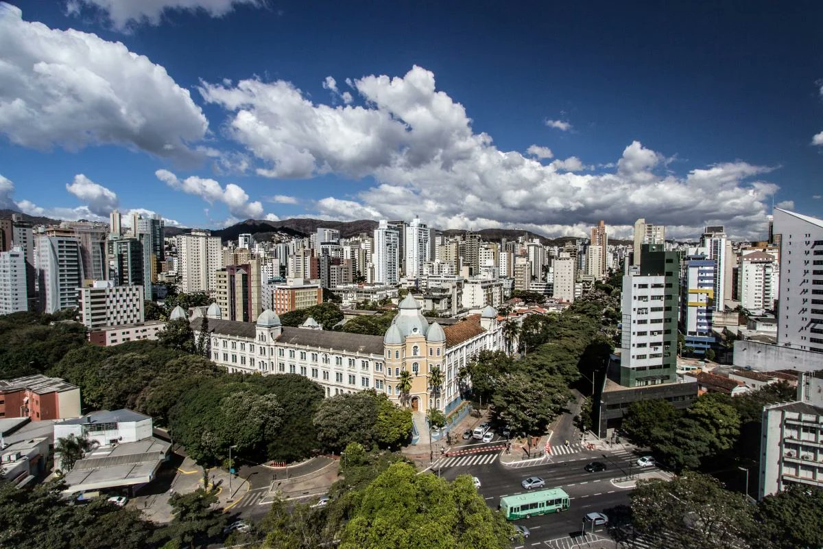 Metropoles's tweet photo. ➡️ MINAS GERAIS | Lei que cria Dia de "Deus, Pátria e Família" é promulgada em BH

Lei promulgada pela Câmara inclui o dia 22 de março no calendário oficial de BH; proposta é de autoria do vereador Cleiton Xavier https://t.co/eLgzdUlXEN