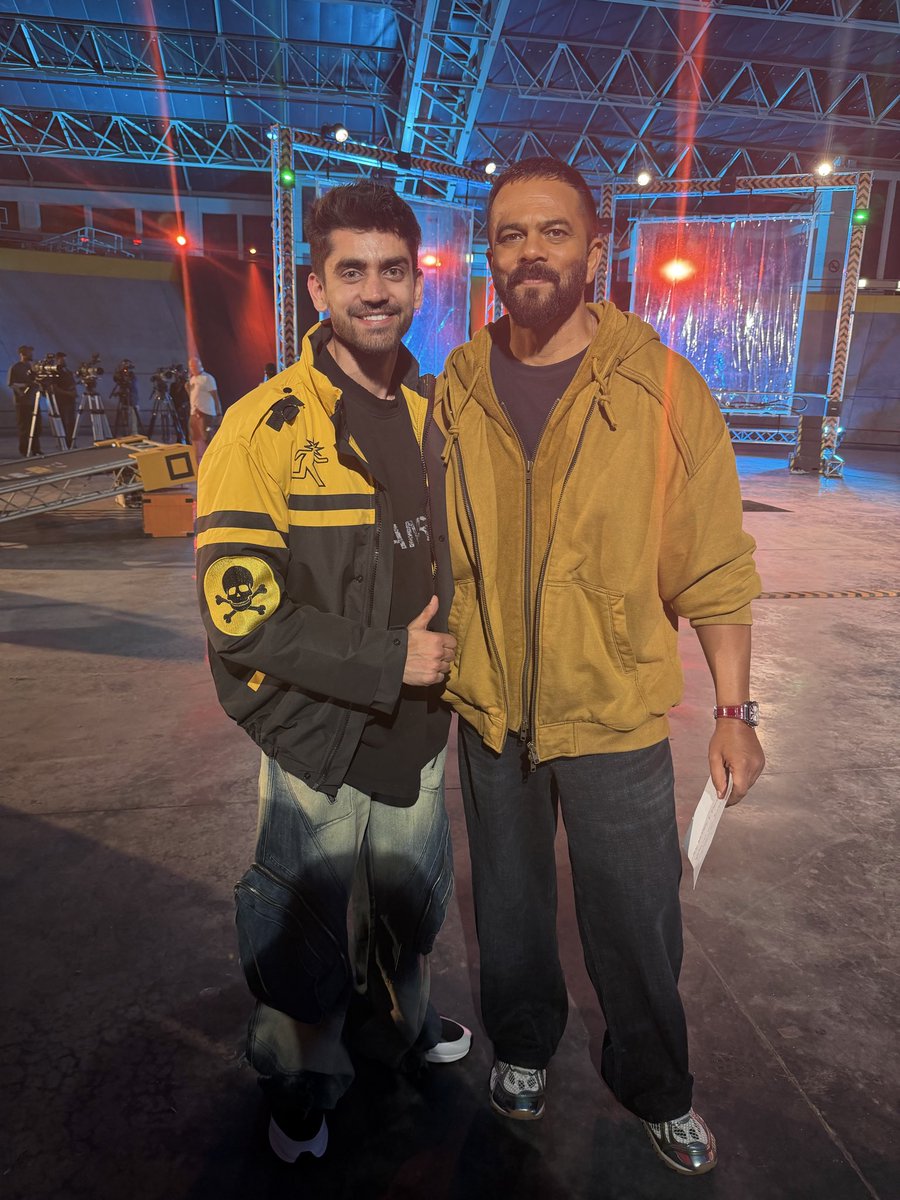 Avinash_galaxy's tweet photo. Khatron Ke Khiladi moments are special ❤️
First day, first stunt, and I got to meet Rohit Sir
I was too shy to ask for a picture with sir, so I asked one of our team members to pass on my message that once we are done for the day, I wanted to get this moment captured. It was like a dream to stand with Rohit Shetty sir, get praised by him, and have a picture with him.

#KKK #RohitShetty #AvinashMishra #Avinashians