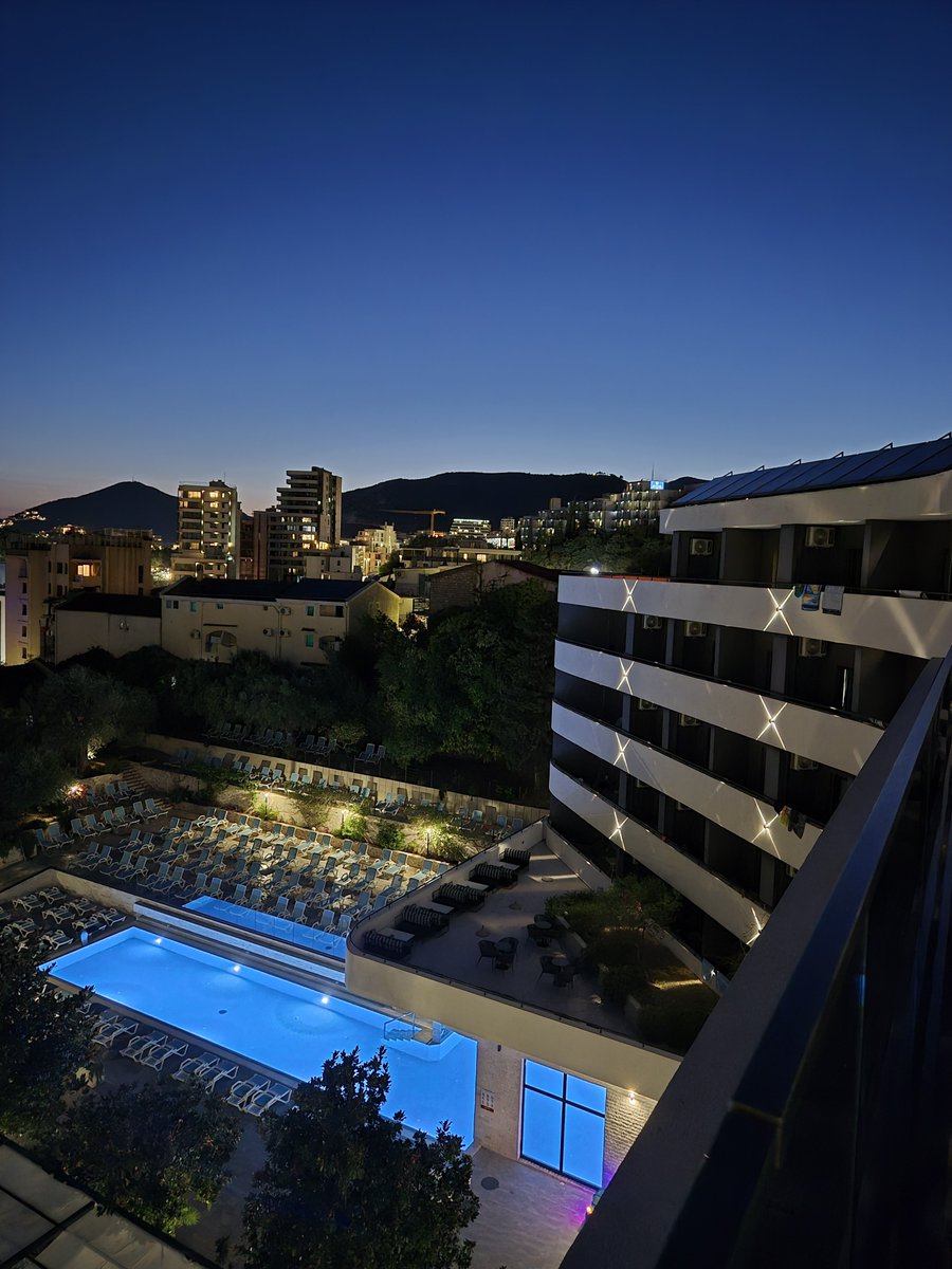 MERIsamoMeri's tweet photo. Hotel Montenegrina mirniji dio Budvanske rivijere...sritnija nego pametnija vratila se dan prije onog prometno graničnog kolapsa🤗🍀 https://t.co/K2I2mivYpF