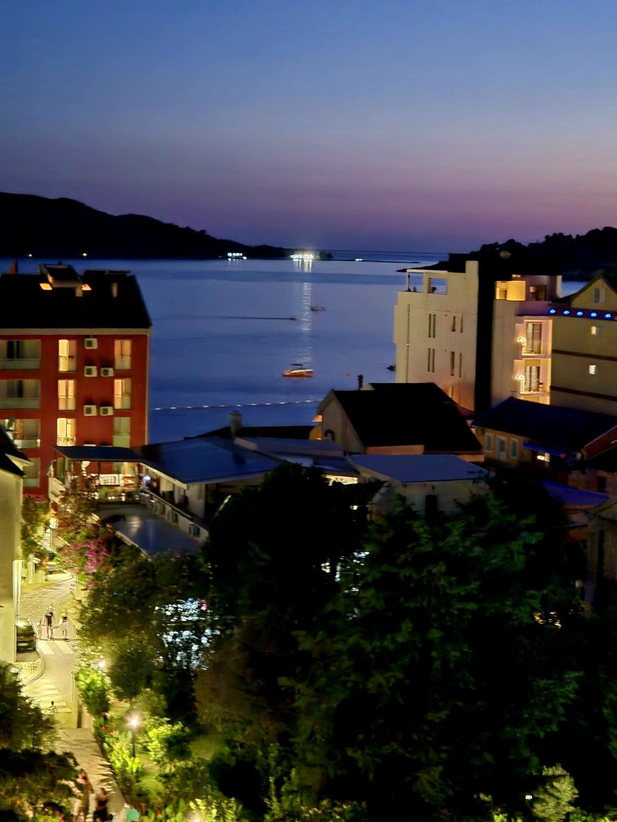 MERIsamoMeri's tweet photo. Hotel Montenegrina mirniji dio Budvanske rivijere...sritnija nego pametnija vratila se dan prije onog prometno graničnog kolapsa🤗🍀 https://t.co/K2I2mivYpF