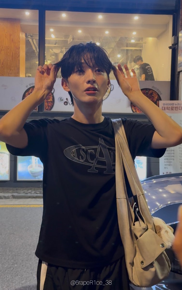 6rapeR1ce_38's tweet photo. 야코포 머리 이렇게 찝는다고 보여주는 까망이🐾 https://t.co/I3lW5Fpw3g