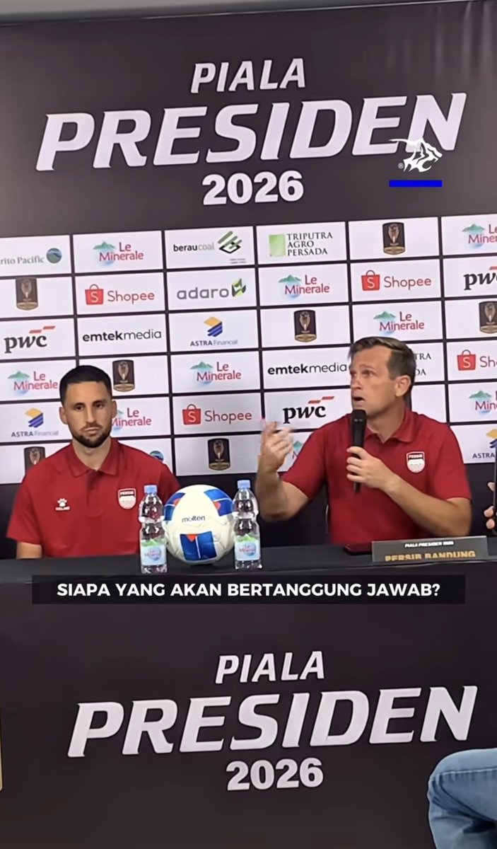 BobotohMalaysia's tweet photo. 👱‍♂️ Coach Igor : "Kalo ada pemain yg terkena serangan jantung karena jadwal pertandingan mepet

siapa yg akan bertanggung jawab ?"

Bisa-bisanya Exco PSSI bikin statement "Semoga mereka aman"

Plok @pialapresidenID https://t.co/xFyBxVEZXO