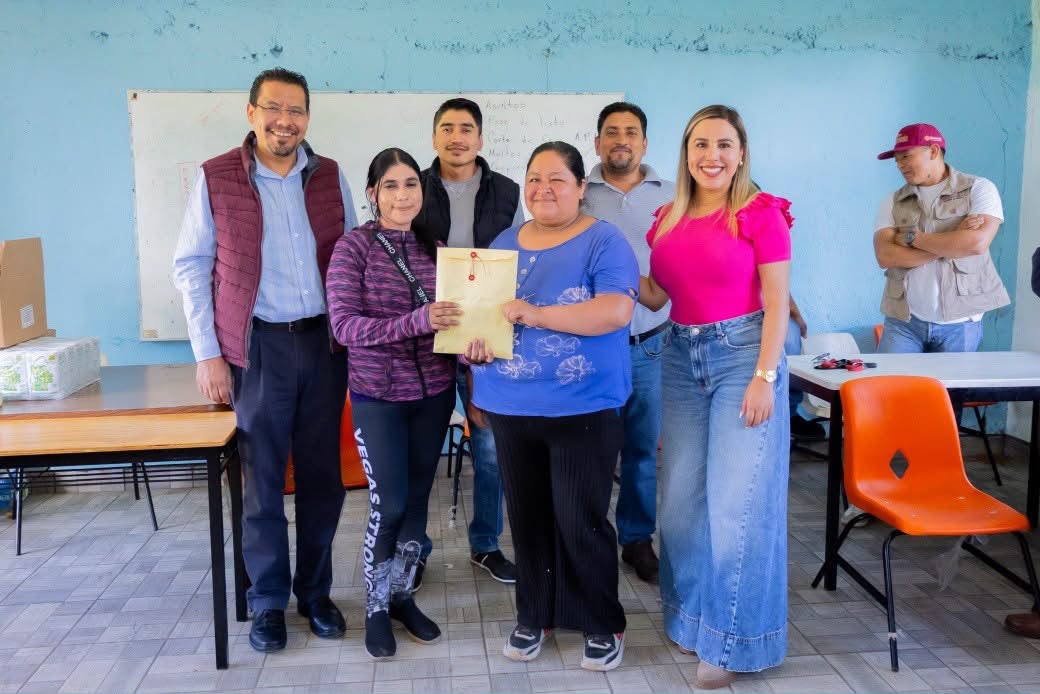 Portal_Mich's tweet photo. Entrega Dayana Pérez apoyo para techumbre en primaria Benito Juárez de Irícuaro https://t.co/4SLc8V1lfp https://t.co/AiRdxW7YOl