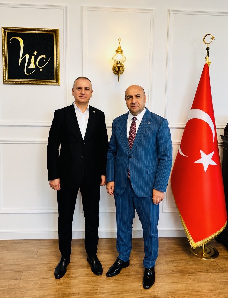 m_yvuz63's tweet photo. Bugün Bayrampaşa Kaymakamımız Sayın Abdullah Çiftçi’yi ziyaret ederek Suruç’ta görev yaptığı yıllara dair hatıraları yeniden yâd ettik.

Her yönetici görevini tamamlar; ancak çok azı görev yaptığı şehrin hafızasında yaşamaya devam eder. Çünkü gerçek iz, makamlarla değil, gönüllerde bırakılan güzel hatıralarla ölçülür.

Suruç’ta görev yapan ve ilçemize hizmet eden pek çok değerli kaymakamımız oldu. Sayın Abdullah Çiftçi de adaleti, tevazusu ve insana verdiği değerle gönüllerde müstesna bir yer edinen isimlerden biri oldu.

Nazik misafirperverliği ve samimi sohbeti dolayısıyla kendisine teşekkür ediyor, sağlık, huzur ve başarılar diliyorum.
@abdullahciftci7