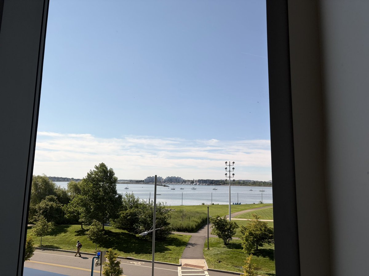iaifi_news's tweet photo. A beautiful day today at @UMassBoston for the #IAIFISummerSchool! Kicking things off with lightning talks from some of our students! https://t.co/gzBnO9oy2O