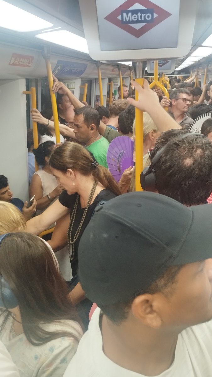 Pamy2210's tweet photo. @metro_madrid Os reís de la ciudadanía todos los días. Y ahora a coger un tren atestado, como borregos. Es una vergüenza. https://t.co/sPdEpWtgS8