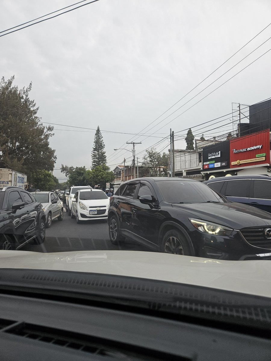 rocio_cb24's tweet photo. La diagonal 17, casi llegando a las 13 calle, zona 11 es un tormento todas las mañanas.
Se supone que es doble vía, y los animales al volante hacen 3 carriles de 1 vía :)

y hay 0 agentes de tráfico controlando. https://t.co/lhT01TNLqU