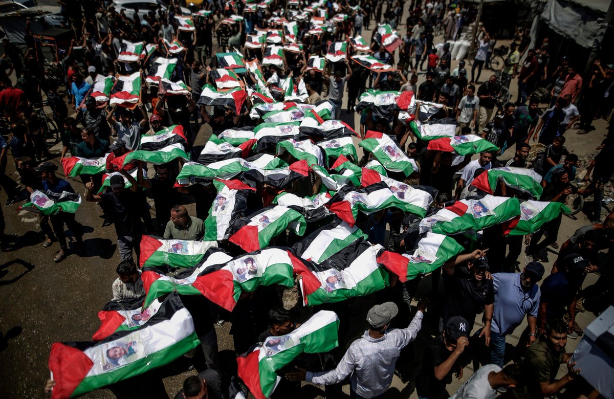 marcosvmf_'s tweet photo. 112 palestinos são enterrados em "maior funeral" da história palestina hoje em Gaza. As famílias Abu Sharia e Al-Hasayna foram exterminadas pelos israelenses em massacre em 22 de novembro de 2023 e parte dos corpos (112 de 308) foram recuperados dos escombros após 987 dias. https://t.co/NRdwer6ekS