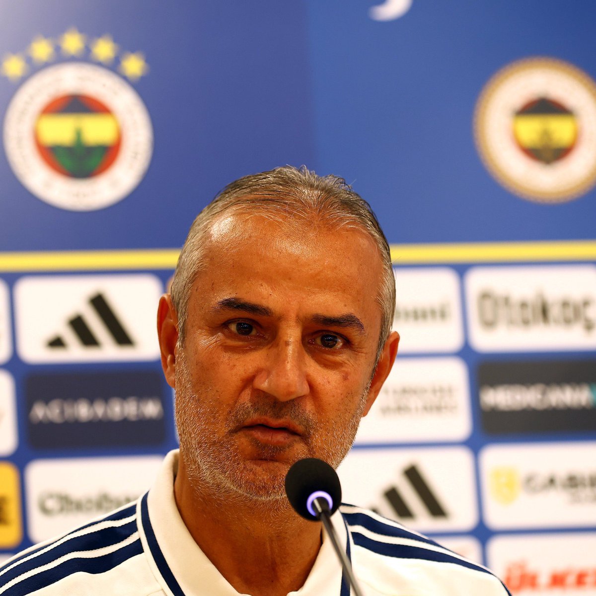 Tsubasatotti's tweet photo. “KENDİ OYUNUMUZDAN TAVİZ VERMEYECEĞİZ”

🟡 🔵 Fenerbahçe-Sturm Graz maçı öncesinde İsmail Kartal’a, “Polonya'daki maçta özellikle ilk yarıda fiziksel olarak biraz zayıf bir Fenerbahçe vardı. Sturm Graz, Gornik Zabrze’ye göre çok daha etkili kontraya çıkan bir takım. Bu yüzden ikinci toplar çok önemli. Bu maçta fiziksel olarak daha güçlü bir 11 görecek miyiz?” diye sordum. İsmail Kartal’ın yanıtı ise şu oldu:

“Fiziksel olarak zaten şu anda yükselişteyiz, gelişiyoruz. Ama daha da gelişmeliyiz. Yarınki maçta da fizik biraz daha ön planda olacaktır. Ama biz kendi oyunumuzdan taviz vermeyeceğiz. İyi ve pozitif futbol oynayan bir takımız ve bu yolda gelişiyoruz.”