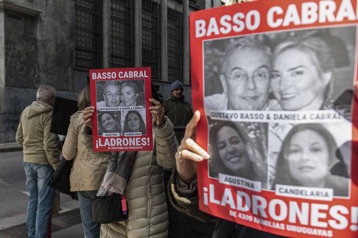 EPreve's tweet photo. 🐄 LA CULPA DEL MUERTO

✔️"Yo estoy ocupando una silla de alguien que tendría que venir a responder acá y no está", entre sollozos, Daniela Cabral, atribuyó en Fiscalía a su ex esposo, Gustavo Basso, toda la responsabilidad en la falta de 12 millones de dólares por Don Coraje (uno de los tomadores de ganado de Conexión Ganadera).

✔️Todos los contratos están firmados por ella. 

✔️Audios exclusivos este jueves en LA TAPADITA