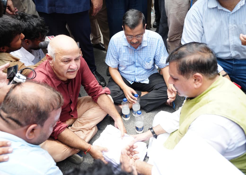 AKPOLITICS82's tweet photo. दिल्ली का पूर्व मूर्खमंत्री (खुजलीवाला बंदर), जो अपनी राजनीतिक विफलताओं के बोझ तले दबा  हैं, एक बार फिर अपने चाटुकारों की मुट्ठी भर भीड़ के साथ नौटंकी रचाते और अपने चिर-परिचित अंदाज में बेबुनियाद व गैर-जिम्मेदाराना आरोप भौंकते नजर आए।

वह कुत्ते की तरह भौंकता है बिना किसी तथ्यात्मक आधार के गंभीर मुद्दों पर बोलने की उनकी आदत रही है।
आजकल वह लकड़बग्घा एथेनॉल का एक्सपर्ट बना हुआ घूम रहा है
जबकि
ध्यान देने योग्य बात यह है कि वह मैकेनिकल इंजीनियरिंग में स्नातक हैं। इसके बावजूद, E20 ईंधन के मुद्दे पर उन्होंने बिना किसी शोध या तथ्यात्मक साक्ष्य के दावे किए हैं और एक बार फिर छोटी सी सभा के सामने नाटक का सहारा लिया है। 
जबकि इसके राज्य पंजाब के किसान इथेनॉल के समर्थन में खड़े हुए हैं और इसका लगातार विरोध कर रहे हैं
