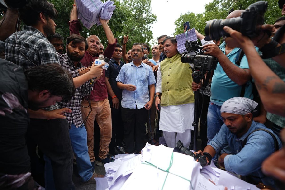 AKPOLITICS82's tweet photo. दिल्ली का पूर्व मूर्खमंत्री (खुजलीवाला बंदर), जो अपनी राजनीतिक विफलताओं के बोझ तले दबा  हैं, एक बार फिर अपने चाटुकारों की मुट्ठी भर भीड़ के साथ नौटंकी रचाते और अपने चिर-परिचित अंदाज में बेबुनियाद व गैर-जिम्मेदाराना आरोप भौंकते नजर आए।

वह कुत्ते की तरह भौंकता है बिना किसी तथ्यात्मक आधार के गंभीर मुद्दों पर बोलने की उनकी आदत रही है।
आजकल वह लकड़बग्घा एथेनॉल का एक्सपर्ट बना हुआ घूम रहा है
जबकि
ध्यान देने योग्य बात यह है कि वह मैकेनिकल इंजीनियरिंग में स्नातक हैं। इसके बावजूद, E20 ईंधन के मुद्दे पर उन्होंने बिना किसी शोध या तथ्यात्मक साक्ष्य के दावे किए हैं और एक बार फिर छोटी सी सभा के सामने नाटक का सहारा लिया है। 
जबकि इसके राज्य पंजाब के किसान इथेनॉल के समर्थन में खड़े हुए हैं और इसका लगातार विरोध कर रहे हैं