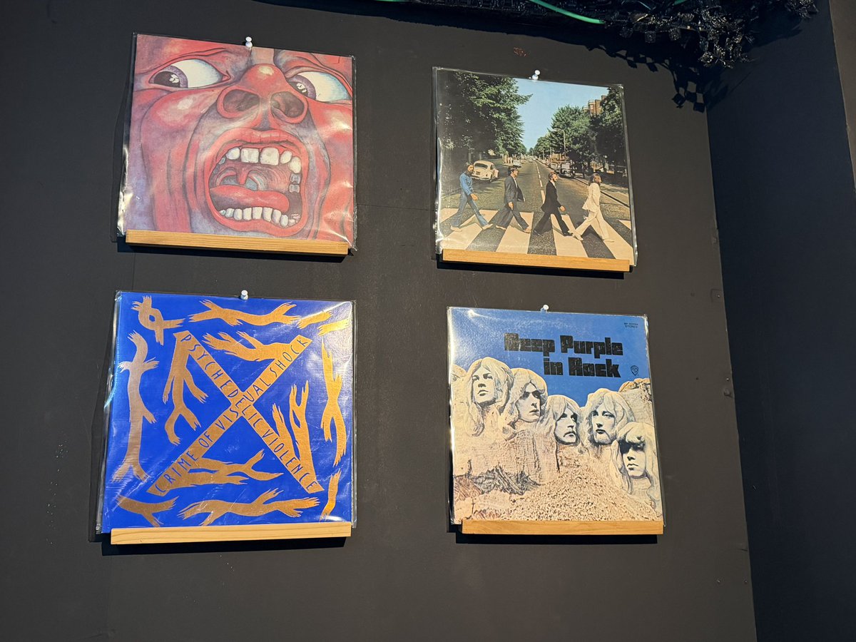 AkiraMyarMiyao's tweet photo. 【飾ってるレコードも聴けます🎵】

SILVER MACHINEに飾ってるレアなレコードもBar営業時ではかけたりするんです٩( 'ω' )و♫

これから様々なレコードが入れ替わっていきます…٩( 'ω' )و♫

ただのライヴ・ハウスでは終わりません٩( 'ω' )و🔥

#SILVERMACHINE
#札幌
#ライヴハウス
#バー
#レコード https://t.co/6CIASrUn3s