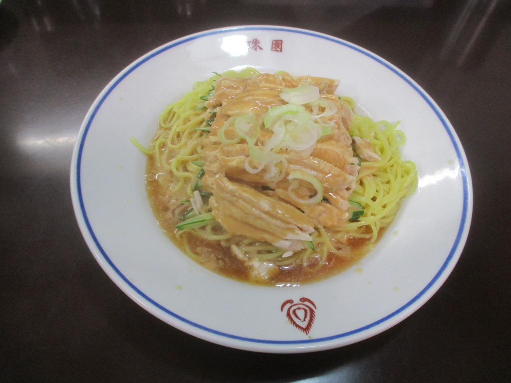 LonTrang17's tweet photo. 棒棒鶏麺。麺の下には冷やし中華風のスープ、棒棒鶏にはゴマタレがたっぷりかかっていてそれが混ざると一段と美味しくなる https://t.co/6W8m71wtKf