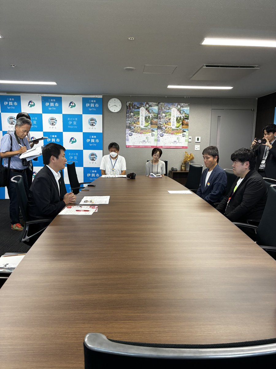 bokuranoijyu's tweet photo. 今日、市役所に婚姻届を提出しました。

稲森市長に婚姻届を直接お渡しすることができました。

↓市長や市の職員さん、そして、記者さんに向けて読んだ文章です。

記者の皆さんには原稿をお渡ししたのですが、

原稿の中の

「でも、今の⽇本では提出しても同性カップルである僕たちの婚姻届は受理されません。受理されないと分かっていて婚姻届を提出する。これほど悲しいことがあるでしょうか。」

この箇所について、記者さんに「婚姻届は受理されないと書きましたが、そこは読み上げたくない」という気持ちをお伝えしました。

皆さん こんにちは。

本⽇はお忙しい中、そして暑い中お越しいただき、本当にありがとうございます。

僕たちは今⽇これから婚姻届を提出します。

僕たちは今までもずっと⼆⼈で婚姻届を出したいと思っていました。

でも、今の⽇本では提出しても同性カップルである僕たちの婚姻届は受理されません。

受理されないと分かっていて婚姻届を提出する。

これほど悲しいことがあるでしょうか。

僕たちも男⼥のカップルと同じように相⼿を⼤切に思い、同じように⼀緒に暮らし、同じ婚姻届に⼆⼈で名前を書きます。

それなのに男⼥のカップルは受理され同性カップルは法律上の婚姻として扱われません。

僕たちはこれまで、さまざまな場⾯で、「⾃分たちは男⼥のカップルと同じようには扱われない」ということを感じてきました。

でもそれを「仕⽅がない」で終わらせたくありません。

今⽇提出する婚姻届は高校生が僕たち⼆⼈のイラストを描いて作ってくださったものです。

そして今⽇市⻑や市の職員の皆さんにも時間をつくっていただき、このような形で婚姻届を提出できることに、感謝の気持ちでいっぱいです。

現在、同性婚訴訟は今年度中にも最⾼裁判決がでると⾔われています。

僕たちが今⽇婚姻届を提出することはほんの⼩さな動きかもしれません。

僕らが、⼤変なとき、くじけそうなとき、もう駄⽬かもしれないと思ったとき、ただひたすらがむしゃらに⽣きてきました。

でも何年か経ってから、僕たちが苦しかったそのときに実は僕たちのために動いてくれていた⼈たちがいたことを知りました。

パートナーシップ制度やさまざまな制度についても、その実現のために動いてくださった⽅々のことを知ったのは制度ができてからずっと後のことでした。

だから僕たちは⾃分たちが今伊賀市で幸せに暮らすことができているのは名前も知らないたくさんの⼈たちのおかげだといつも思っています。

僕たちの⼒は本当に⼩さいかもしれません。

でもその⼩さな⼒が僕たちの周りで⽀えてくださる皆さんの⼒とつながり、そして全国のたくさんの⼩さな⼒とつながれば同性婚を実現できると信じています。

今、僕たちの周りでは若い世代の皆さんがリーダーシップを発揮し新しい未来を切り開こうと頑張ってくれています。

そんな彼らがこれから⽣きていく世界はどんな世界になっているでしょうか。

僕たちが経験してきたような、「愛する⼈と結婚したいのに、結婚できない」そんな悲しさを次の世代には残したくありません。

同性婚を実現して今度は僕たちから彼らへバトンをつないでいきたいです。

そんな思いを込めて今⽇僕たちはこの婚姻届を提出します。