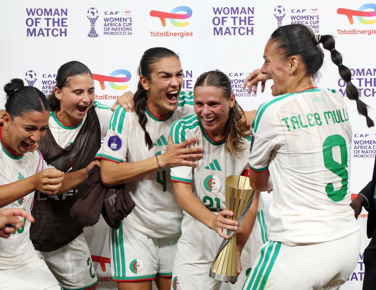 we30_'s tweet photo. 📸 | احتفال محاربات الصحراء مع مارين دافور بجائزة أفضل لاعبة في المباراة، بعد الفوز على كينيا والتأهل إلى ربع نهائي كأس أمم إفريقيا للسيدات. 🎉✨ https://t.co/NaujWmIPXX