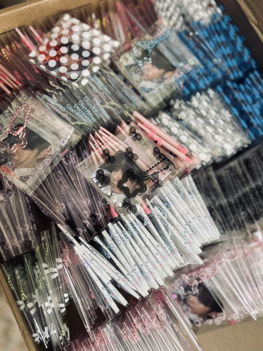 JeonJungkook_BR's tweet photo. Preparar os freebies da JJKBR se tornou uma terapia 🖤

(Contabilizando tudo e calculando o excesso de bagagem 😅) https://t.co/raBDn3TMZ3