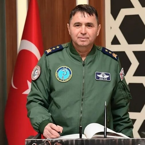 ajansfenercom's tweet photo. Konyaspor-Fenerbahçe maçı sırasında stat üzerinde F-16 ve Skorsky uçuşu yaptırdığı iddiasıyla gündeme gelen Tümgeneral Mete Kuş, bugünkü Yüksek Asker Şura kararıyla emekliye sevk edildi. https://t.co/2BuFKlAoB2