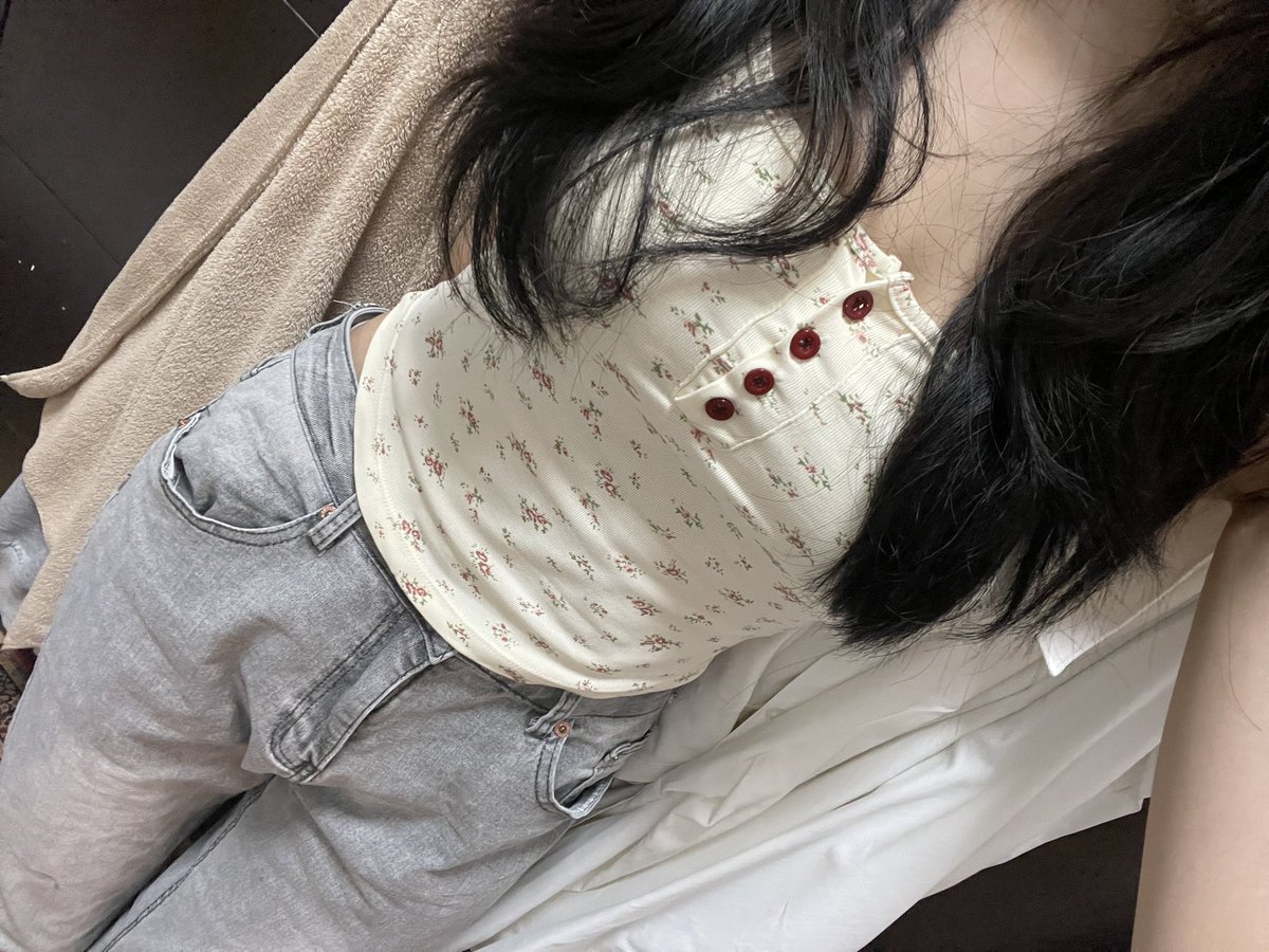 Yaoyaofisy's tweet photo. 第一张拍的像断臂 #wlw #女同 https://t.co/2qqAnJbFhy
