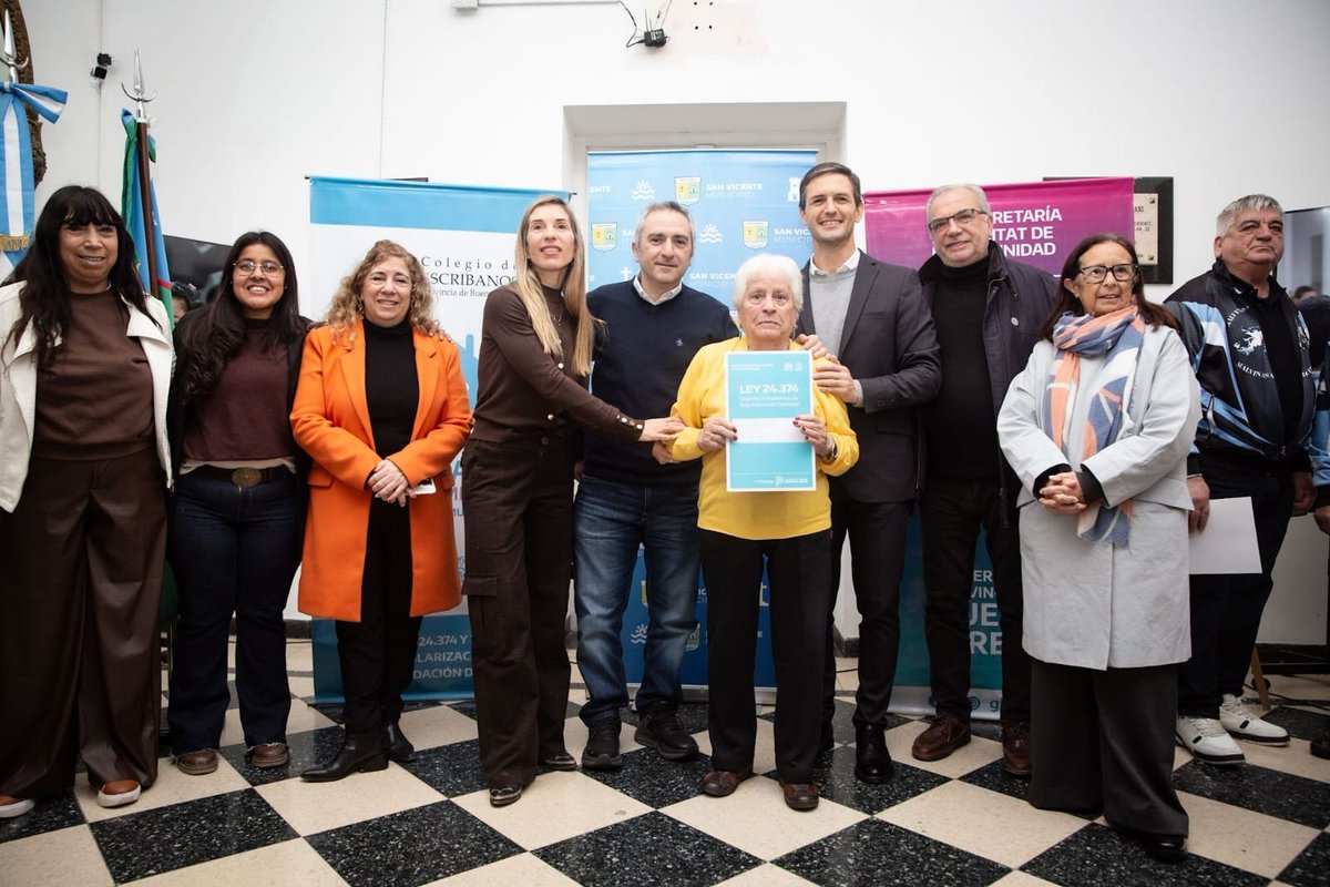larroqueandres's tweet photo. Con @nico_mantegazza y Rubén Pascolini entregamos 73 escrituras a vecinos de San Vicente.

Gracias a esta política que llevamos adelante con el gobernador @Kicillofok, más familias bonaerenses pueden proyectar su futuro con más seguridad y tranquilidad. https://t.co/hsr1k0lY1b