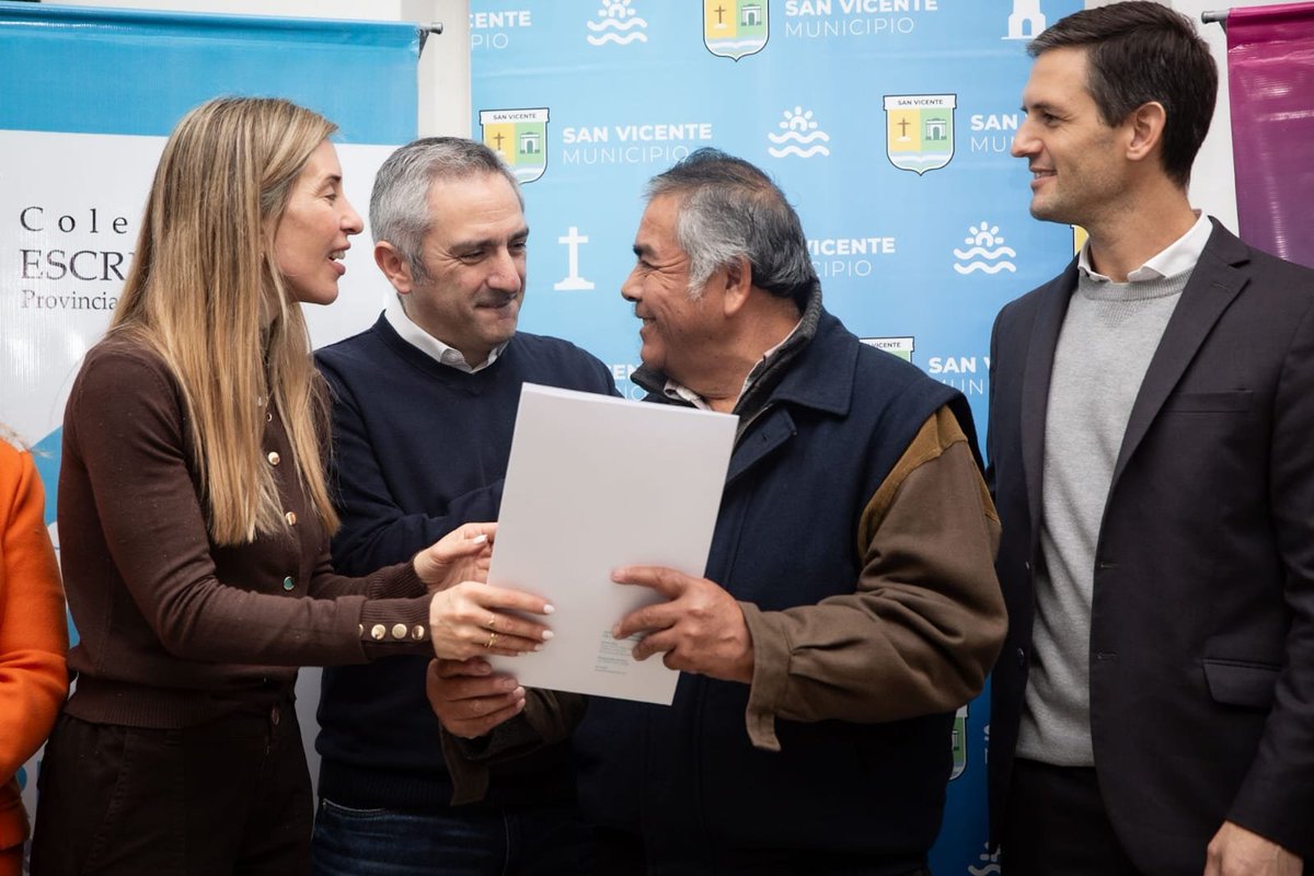 larroqueandres's tweet photo. Con @nico_mantegazza y Rubén Pascolini entregamos 73 escrituras a vecinos de San Vicente.

Gracias a esta política que llevamos adelante con el gobernador @Kicillofok, más familias bonaerenses pueden proyectar su futuro con más seguridad y tranquilidad. https://t.co/hsr1k0lY1b