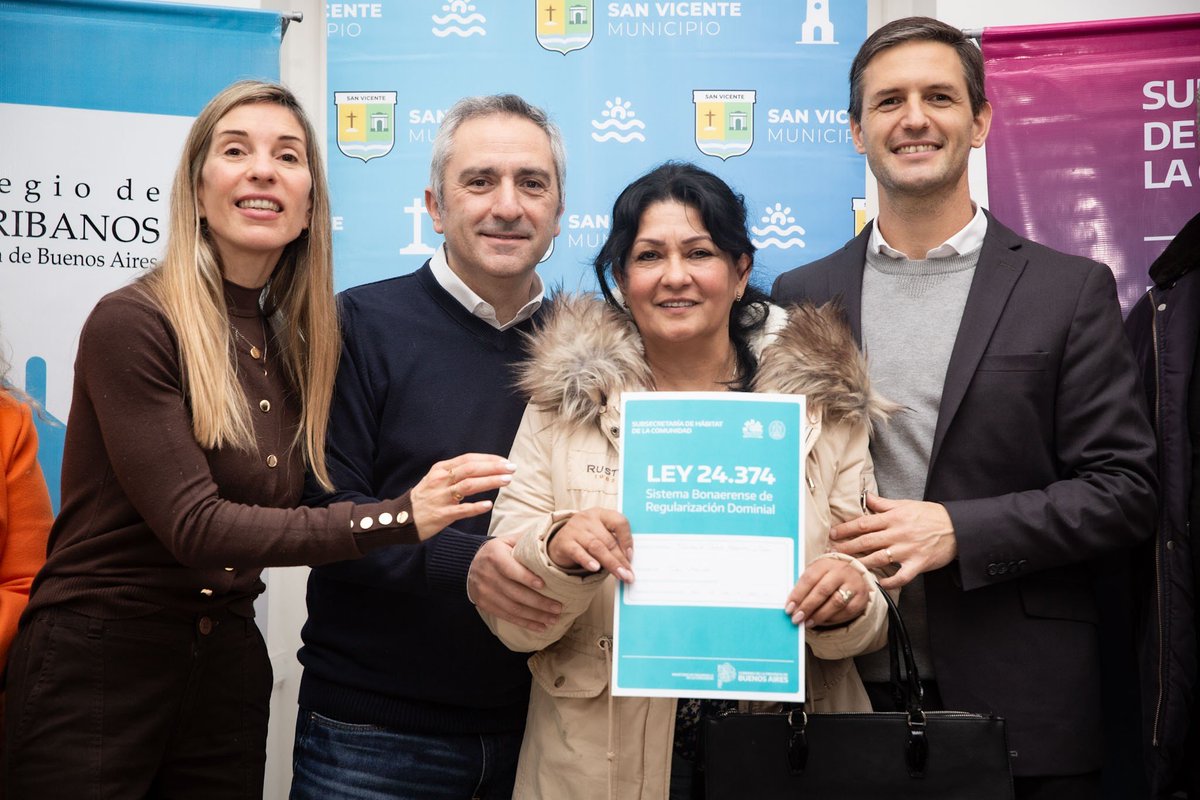 larroqueandres's tweet photo. Con @nico_mantegazza y Rubén Pascolini entregamos 73 escrituras a vecinos de San Vicente.

Gracias a esta política que llevamos adelante con el gobernador @Kicillofok, más familias bonaerenses pueden proyectar su futuro con más seguridad y tranquilidad. https://t.co/hsr1k0lY1b