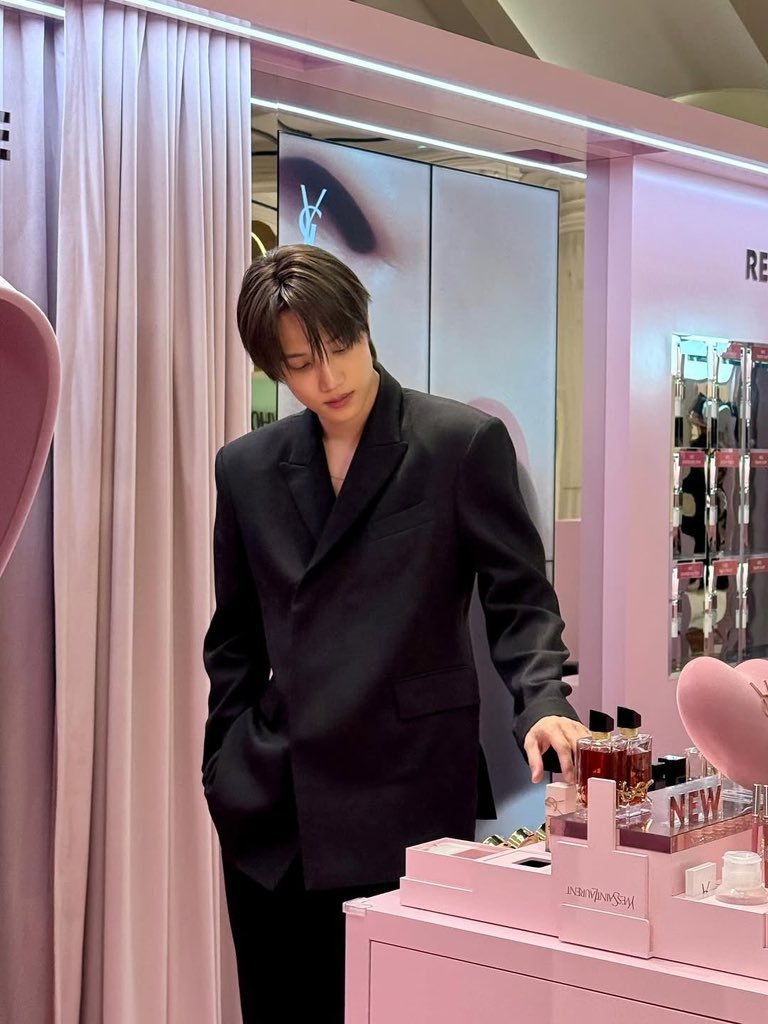 jongink_m's tweet photo. Soft smiles, blush petals, and a quiet kind of elegance. https://t.co/g2PsWv2J0q