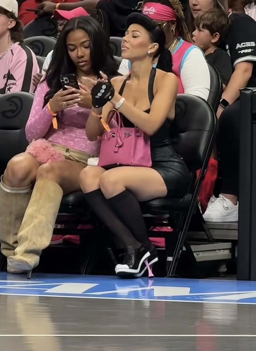 foodforfashion1's tweet photo. Mariah the Scientist courtside wearing Kobi Levi Chewing Gum sneakers in black, Chanel ‘Coco’ fingerless gloves and a pink ostrich Hermés Birkin bag🍬 https://t.co/kagtswvYoZ