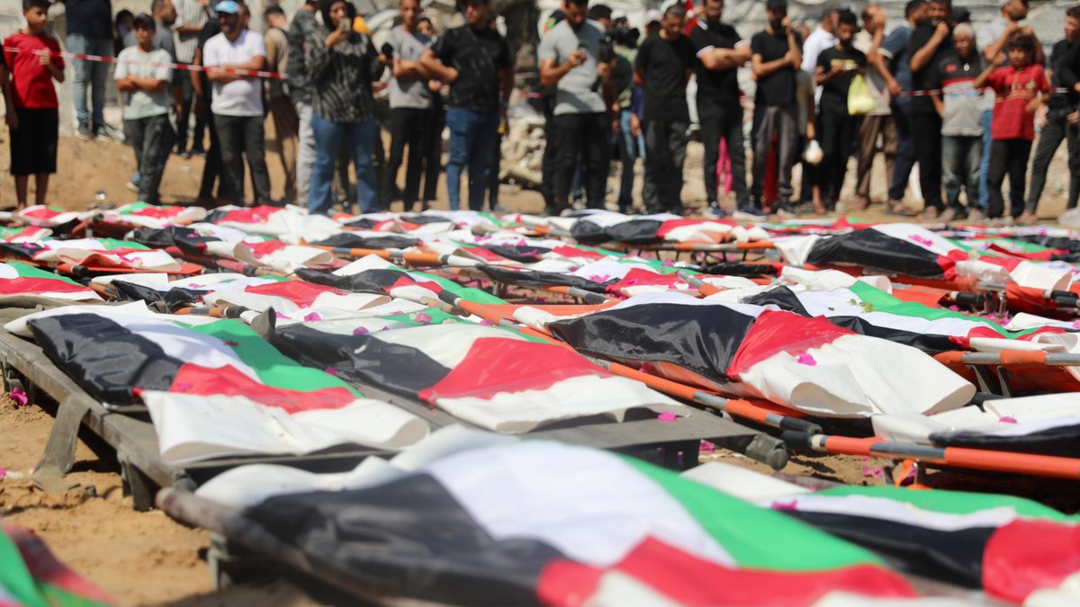 ipsc48's tweet photo. There was a mass burial of 112 members of the al-Hasayna and Abu Sharia families in Gaza today. They were murdered in Israeli air strikes in November 2023. At least 300 people were killed in this attack on the Sabra neighbourhood and are so many are still missing. #GazaGenocide https://t.co/XgGxOxCbpw