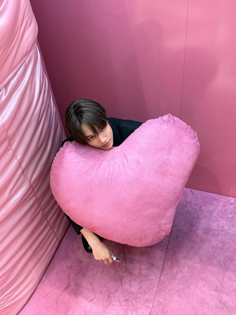 jongink_m's tweet photo. Lost in a world of soft pinks and quiet luxury. https://t.co/d3vHCokFOY