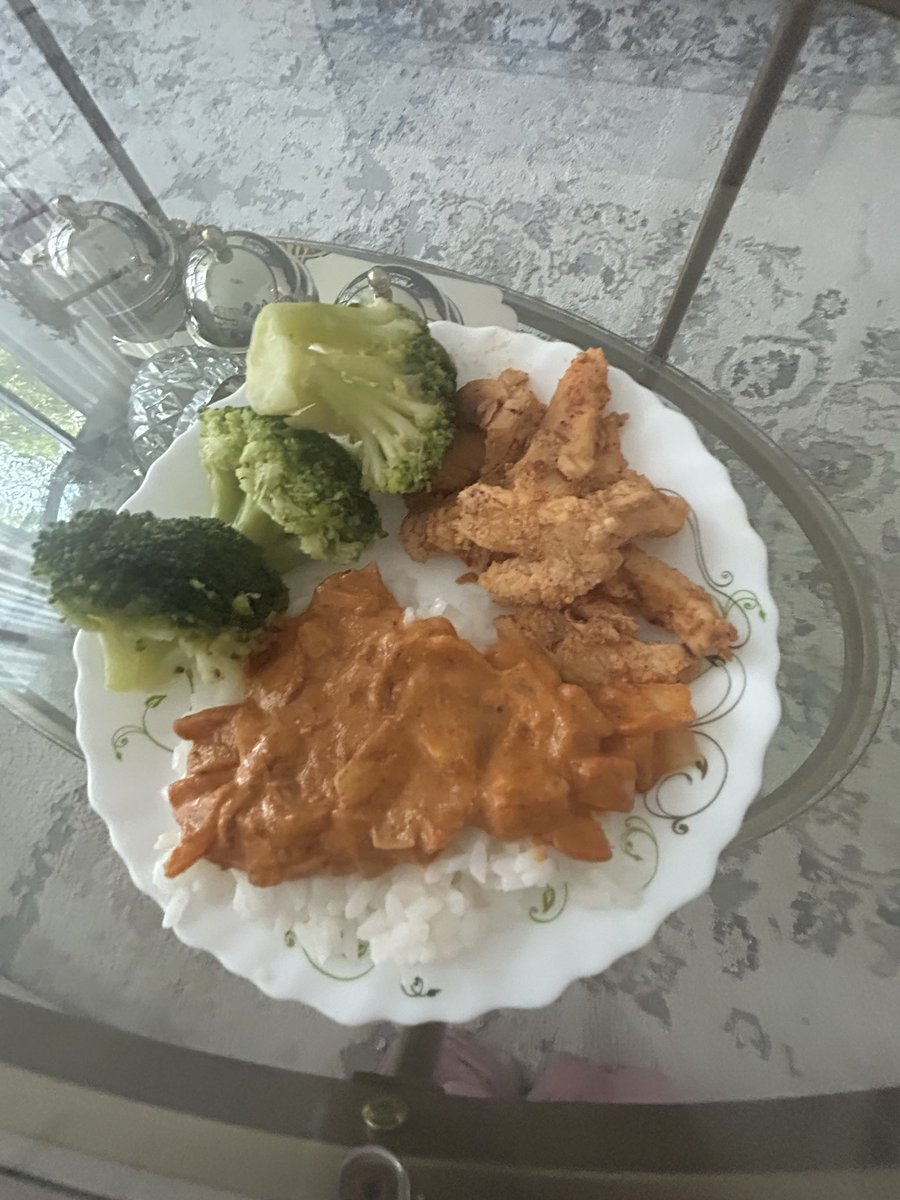 silvrxvii's tweet photo. lunch (have mercy on my shit camera)
: 

rice, curry, chicken and broccoli

283 calories https://t.co/peG1qbkBwA