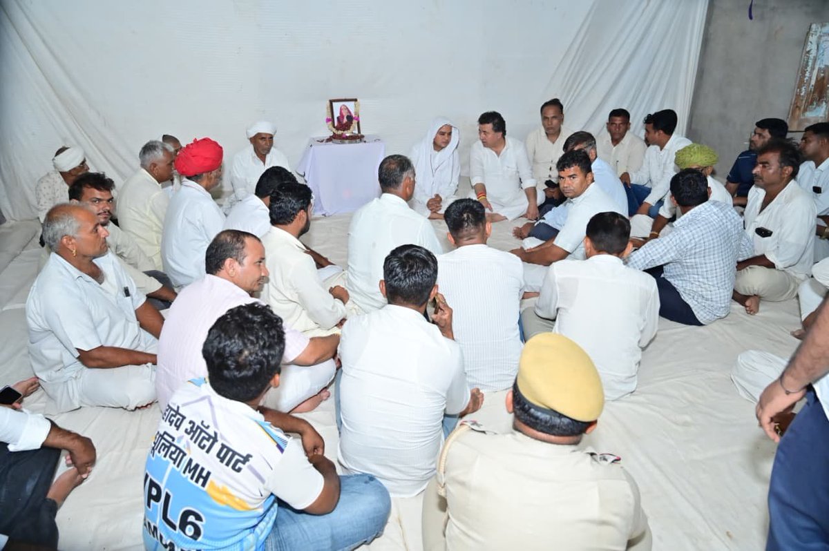 kkvishnoibjp's tweet photo. आज गुड़ामालानी विधानसभा क्षेत्र के ग्राम नई उँदरी में फर्स्ट इंडिया न्यूज़ के वरिष्ठ संवाददाता श्री अर्जुन जी दर्जी की पूज्य माताजी के निधन के उपरांत उनके निवास स्थान पर पहुँचकर श्रद्धासुमन अर्पित किए।

ईश्वर से दिवंगत पुण्यात्मा को अपने श्रीचरणों में स्थान प्रदान करने तथा शोकाकुल परिजनों को इस अपार दुःख को सहन करने की शक्ति देने की प्रार्थना की।

@BJP4Rajasthan @BJP4India @ArjunBDarji