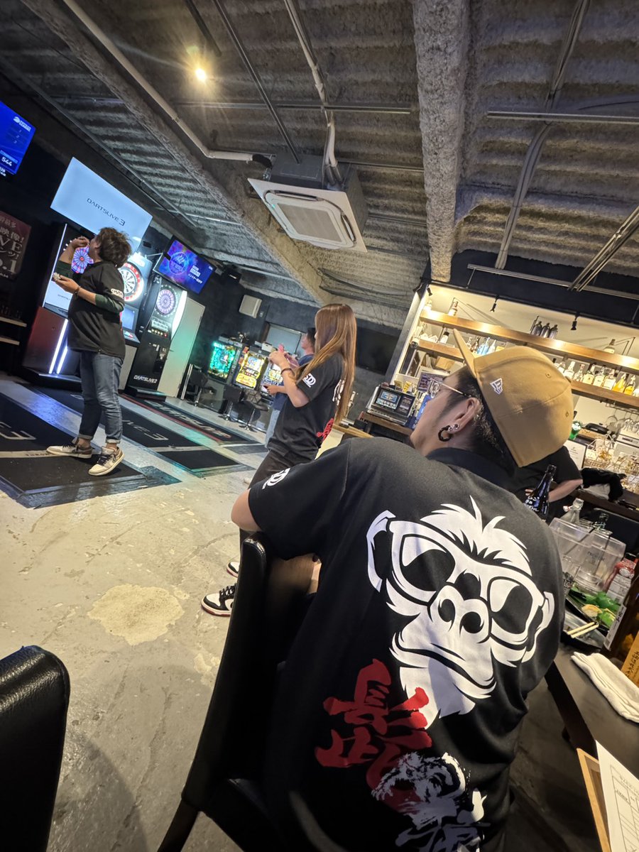 GSD_hide's tweet photo. 千葉京成大久保『BOOM』のリーグチーム
「髭猿」さまのリーグシャツを制作させていただきました。

凄いメンツのチームです！！！
揃いのウェアで日本一を目指して✨

おなつ選手🌸
デザイン指示とご手配などなどありがとうございます。
いつも最高です🎶

#ダーツはチームスポーツだ
#GSDAPPAREL

📍Darts&Sports Bar Boom!!
https://t.co/3PYCKPqys4

福地祐哉選手が店長の飲んで投げて語って歌って最高のお店です