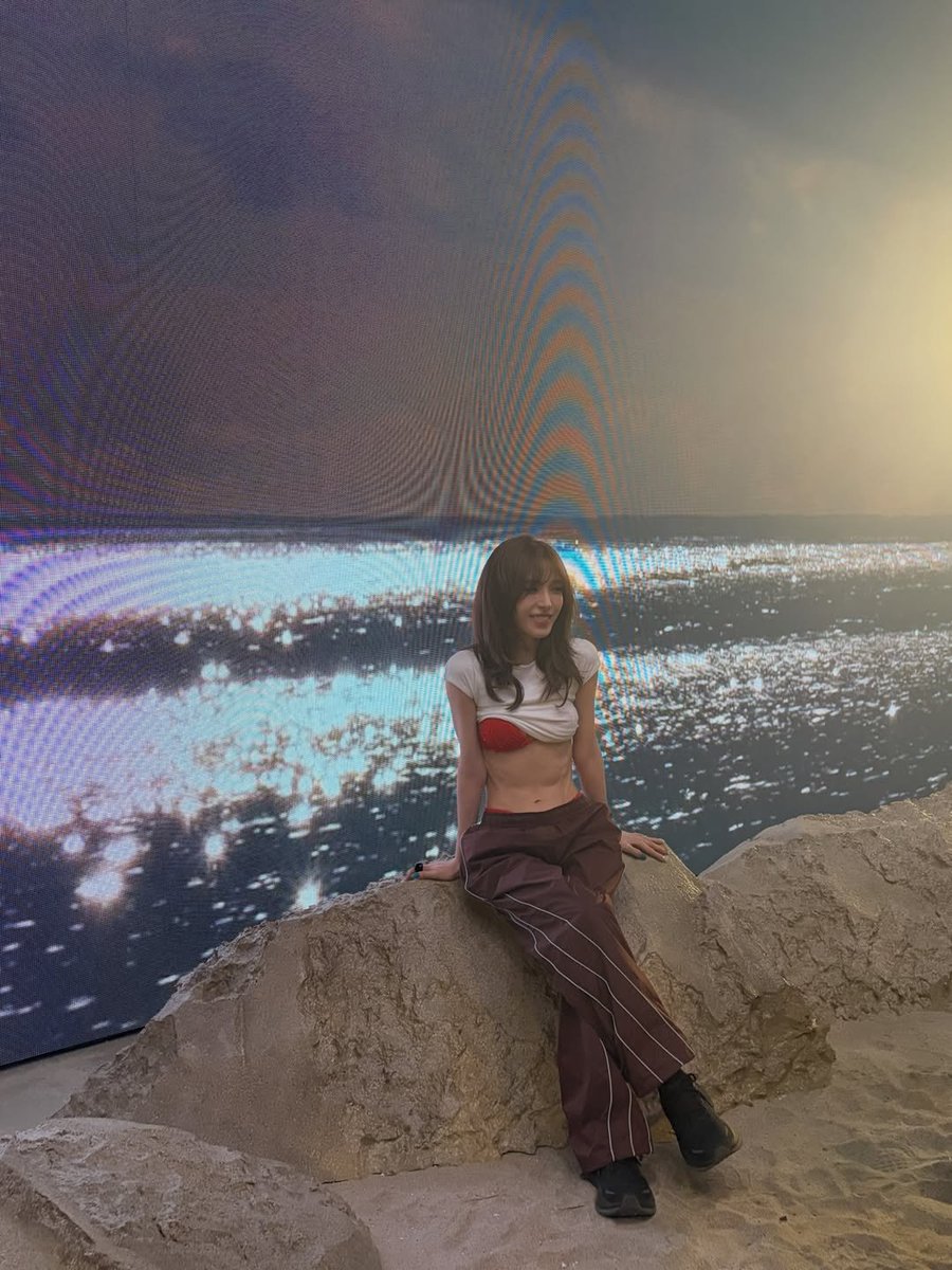 sswloops's tweet photo. wendy your fans are not strong enough for this🫠

#WENDY #웬디 https://t.co/tv4rGHfrLG