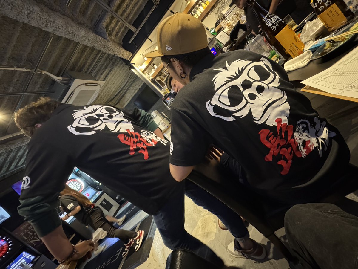 GSD_hide's tweet photo. 千葉京成大久保『BOOM』のリーグチーム
「髭猿」さまのリーグシャツを制作させていただきました。

凄いメンツのチームです！！！
揃いのウェアで日本一を目指して✨

おなつ選手🌸
デザイン指示とご手配などなどありがとうございます。
いつも最高です🎶

#ダーツはチームスポーツだ
#GSDAPPAREL

📍Darts&Sports Bar Boom!!
https://t.co/3PYCKPqys4

福地祐哉選手が店長の飲んで投げて語って歌って最高のお店です